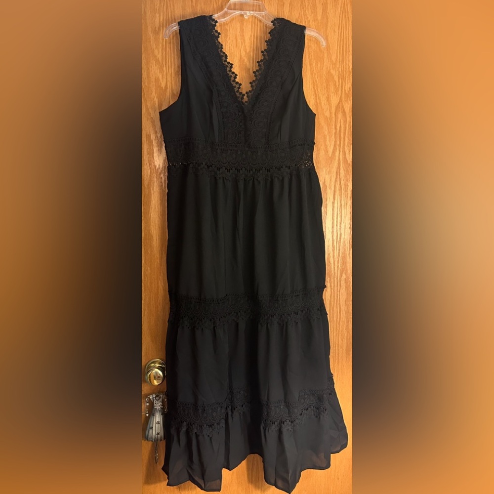 Elegant Black Dress with Lace Detail